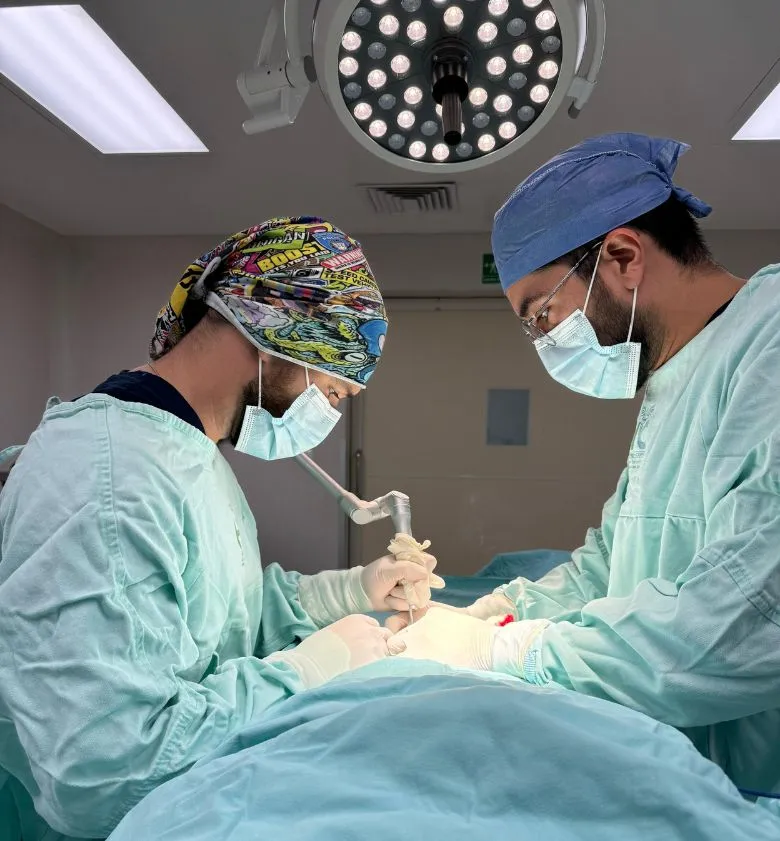 Dr. Ricardo González y un equipo médico durante una cirugía urológica.